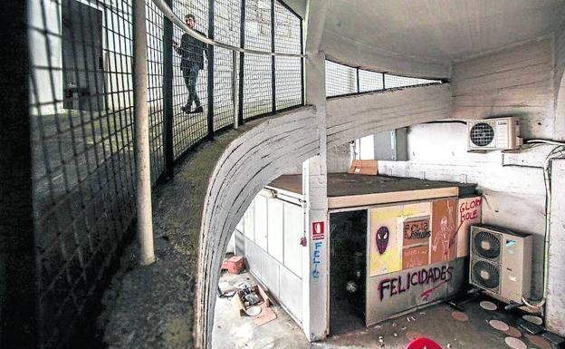 El interior de la gasolinera Goya, con la rampa que comunica las plantas baja y primera.