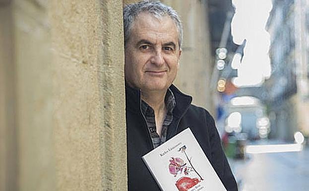 Karlos Linazasoro, 'Lurra bere erro gorrira' liburuarekin.