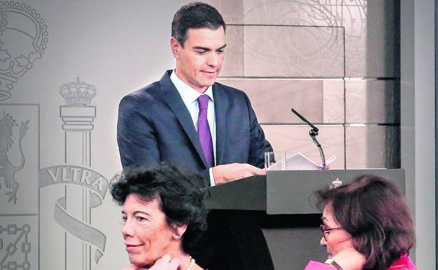 Pedro Sánchez, ayer durante su comparecencia ante los medios. Delante, la ministra portavoz, Isabel Celaá. 
