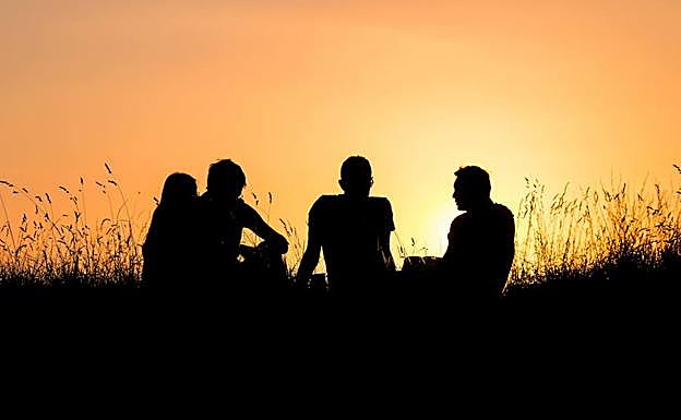 Gazte batzuk, ilunabarrez gozatzen.