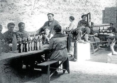 Imagen secundaria 1 - Técnicos inspeccionan las nuevas barricas. Planta de etiquetado de botellas. Retrato del diputado Pedro Egaña.