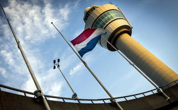 Vista de de la torre de control del aeorpuerto de Schiphol. 