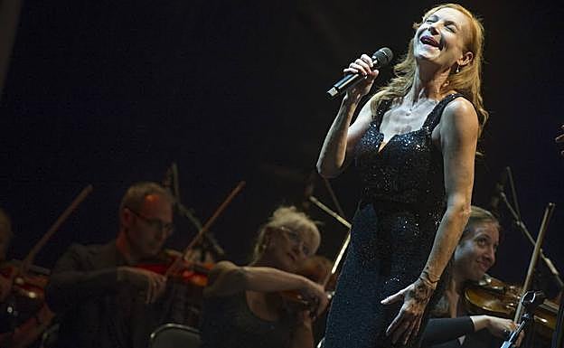 Ute Lemper actuó en Aste Nagusia junto a la BOS.