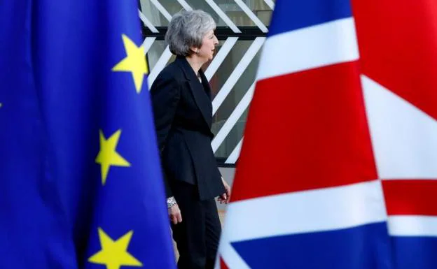 Theresa May, entre las banderas de Europa y el Reino Unido. 