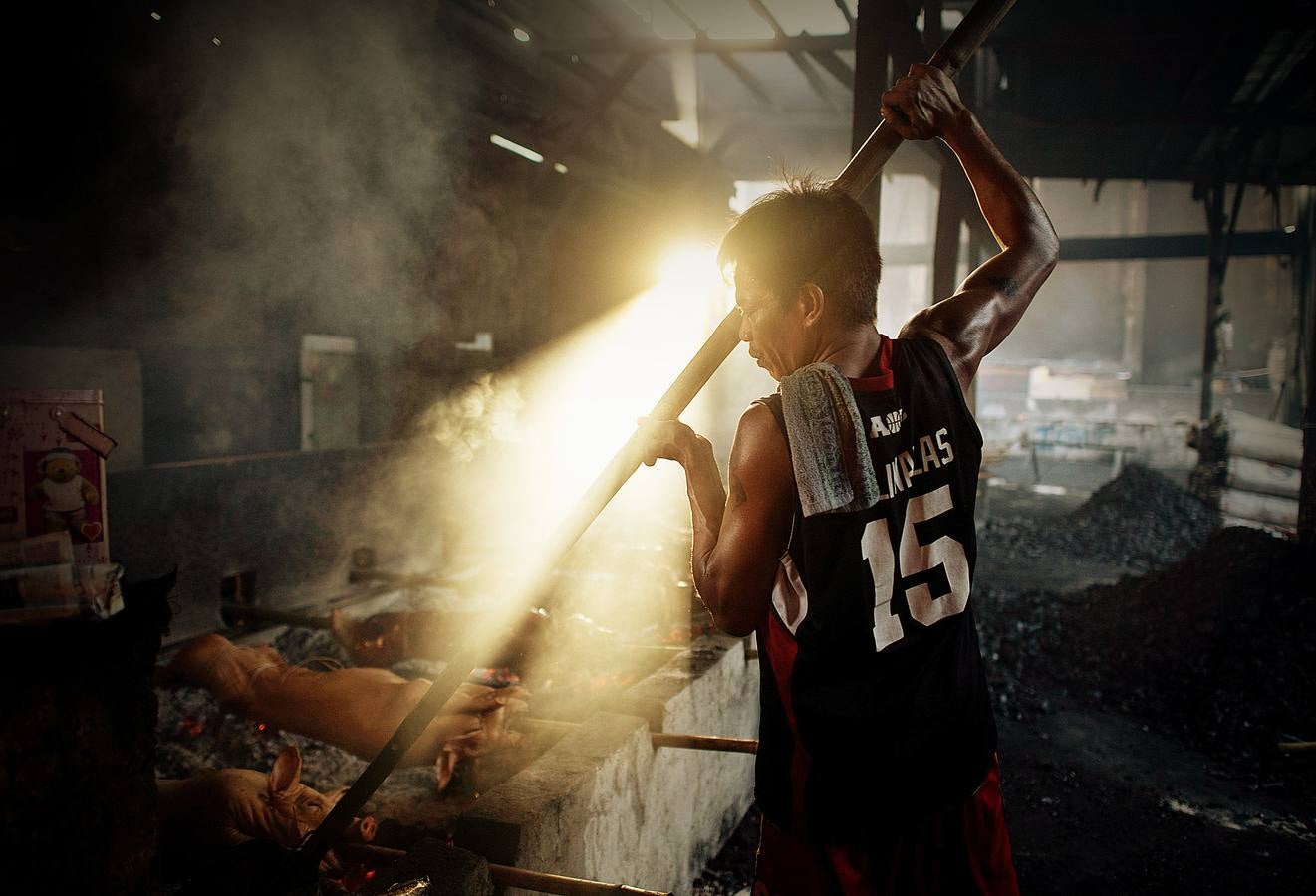 El territorio filipino está compuesto por más de 7.000 islas en las que se distribuyen los 100 millones de habitantes del país. Su complicada interconexión insular ha facilitado la aparición en el tiempo de una enorme variedad de lenguas y comidas locales. Una de ellas es el lechón relleno con papaya y hojas de tamarindo, que se pone a la brasa y se sirve con arroz acompañado con salsa de hígado. Los lechoneros (los vemos en las fotos) se dedican a girar el asado durante horas y lo bañan de tanto en tanto con agua de coco.