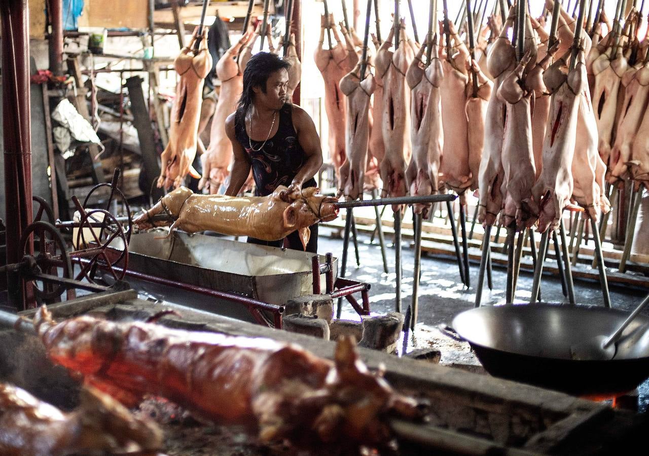 El territorio filipino está compuesto por más de 7.000 islas en las que se distribuyen los 100 millones de habitantes del país. Su complicada interconexión insular ha facilitado la aparición en el tiempo de una enorme variedad de lenguas y comidas locales. Una de ellas es el lechón relleno con papaya y hojas de tamarindo, que se pone a la brasa y se sirve con arroz acompañado con salsa de hígado. Los lechoneros (los vemos en las fotos) se dedican a girar el asado durante horas y lo bañan de tanto en tanto con agua de coco.