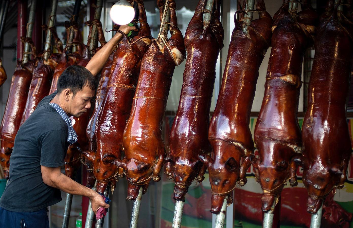 El territorio filipino está compuesto por más de 7.000 islas en las que se distribuyen los 100 millones de habitantes del país. Su complicada interconexión insular ha facilitado la aparición en el tiempo de una enorme variedad de lenguas y comidas locales. Una de ellas es el lechón relleno con papaya y hojas de tamarindo, que se pone a la brasa y se sirve con arroz acompañado con salsa de hígado. Los lechoneros (los vemos en las fotos) se dedican a girar el asado durante horas y lo bañan de tanto en tanto con agua de coco.