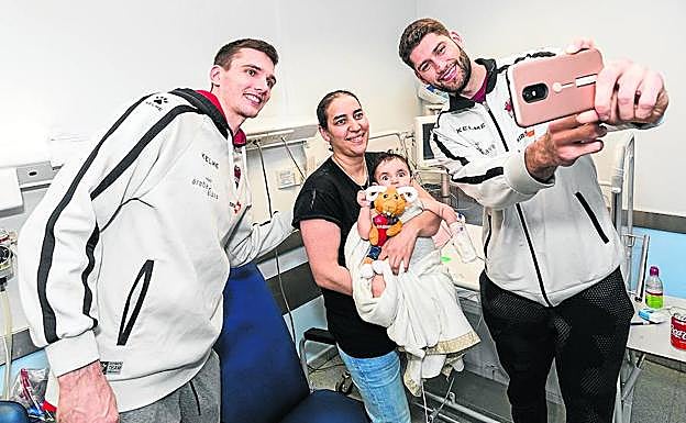 Matt Janning y Garino llevaron ayer regalos a la planta de pediatría del Hospital de Txagorritxu. 