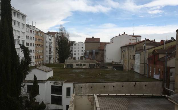 Patio de la manzana de San Prudencio en donde se va a construir un gran centro comercial. 