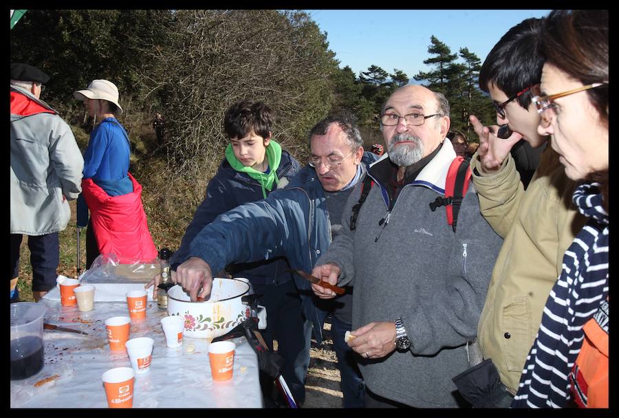 Mientras miles de alaveses tomaron calles, bares y discotecas para recibir 2019, muchos otros lo saludaron hollando montes.