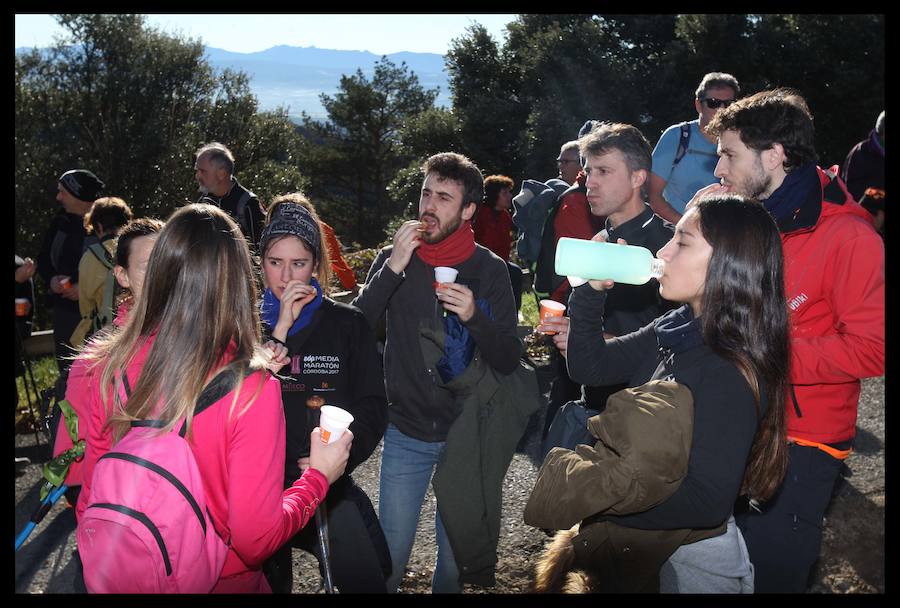 Mientras miles de alaveses tomaron calles, bares y discotecas para recibir 2019, muchos otros lo saludaron hollando montes.