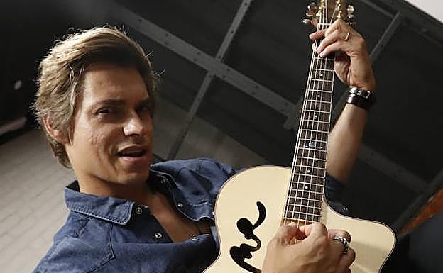El cantante venezolano posa con su guitarra.