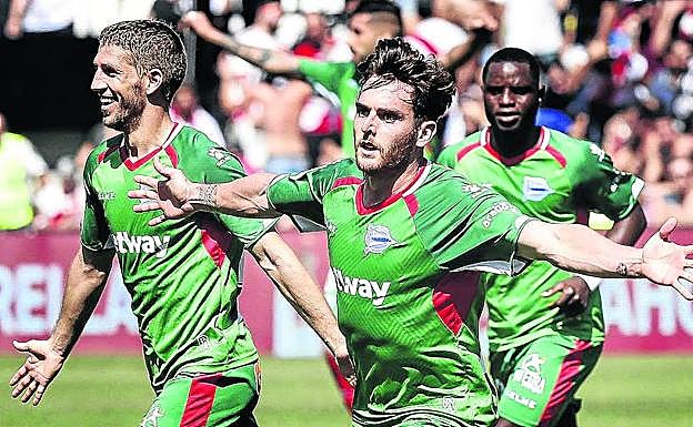 Ibai Gómez celebra uno de los goles que anotó al Rayo en Vallecas. 