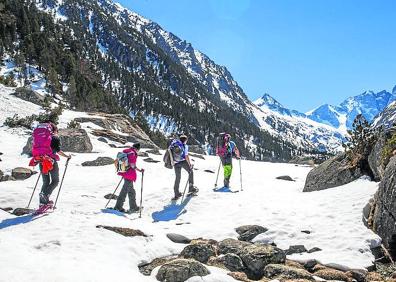 Imagen secundaria 1 - Arriba, descenso en grupo en Les Angles. A la izquierda, paseo por los alrededores de Cauterets.. A la derecha, juegos con la nieve en Cauterets.