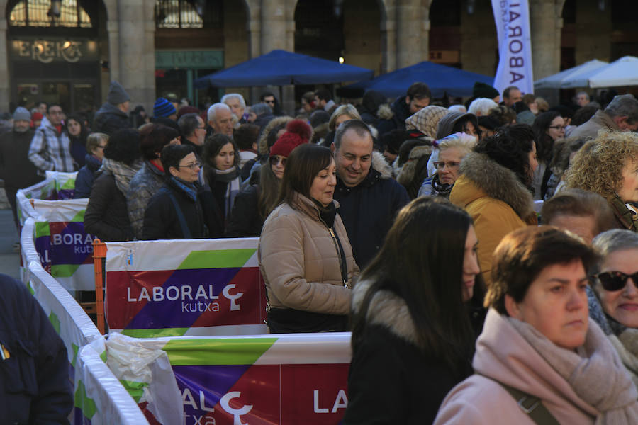 La Plaza Nueva se ha llenado esta mañana de ciudadanos que han degustado el tradicional roscón solidario de Cáritas Bizkaia. Entre los repartidores no han faltado el obispo, Mario Iceta; el alcalde, Juan Mari Aburto; y el teniente de alcalde, Alfonso Gil, que han estado acompañados por buena parte de la corporación municipal; la diputada de Acción Social, Isabel Sánchez Robles; y la diputada de Empleo, inclusión social e igualdad, Teresa Laespada.