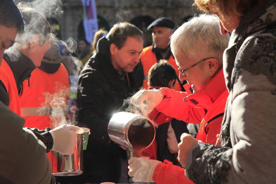 La Plaza Nueva se ha llenado esta mañana de ciudadanos que han degustado el tradicional roscón solidario de Cáritas Bizkaia. Entre los repartidores no han faltado el obispo, Mario Iceta; el alcalde, Juan Mari Aburto; y el teniente de alcalde, Alfonso Gil, que han estado acompañados por buena parte de la corporación municipal; la diputada de Acción Social, Isabel Sánchez Robles; y la diputada de Empleo, inclusión social e igualdad, Teresa Laespada.