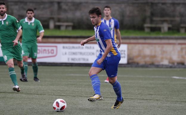 Aranda sale con el balón controlado durante el último derbi ante el Gernika. 