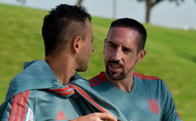 Franck Ribéry (d), junto a Rafinha, en un entrenamiento en Catar. 