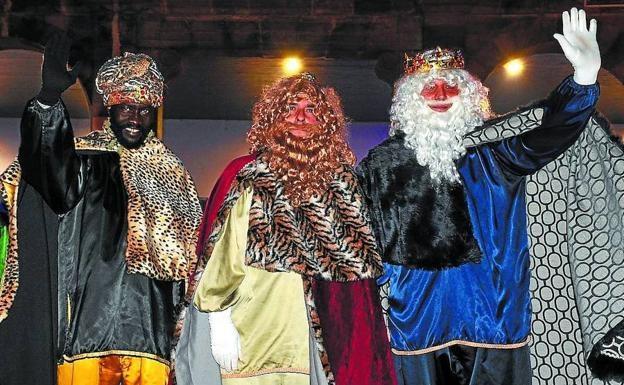 Baltasar junto a los otros dos reyes magos que desfilaron por las calles de Andoain. 