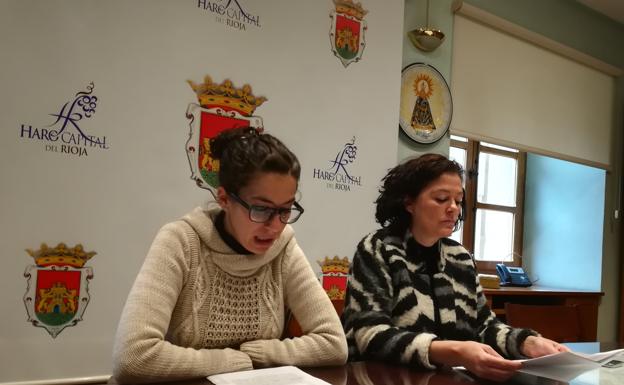Laura Rivado explica los detalles del proyecto de Igualdad, acompañada en la rueda por la concejala delegada, Natalia Sobrón. 