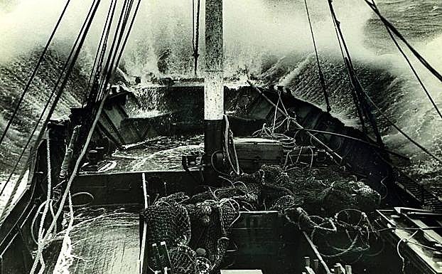 Imagen principal - Arriba, el 'Monte San Marcos' navegando a pantocazos en noviembre de 1959. Abajo a la izquierda, entierro de un tripulante no identificado en Saint Pierre, en Terranova, en los años sesenta. Abajo a la derecha, hundimiento del 'Tifón', un bou de la Pysbe, el 25 de mayo de 1955. Los tripulantes fueron rescatados.