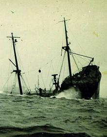 Imagen secundaria 2 - Arriba, el 'Monte San Marcos' navegando a pantocazos en noviembre de 1959. Abajo a la izquierda, entierro de un tripulante no identificado en Saint Pierre, en Terranova, en los años sesenta. Abajo a la derecha, hundimiento del 'Tifón', un bou de la Pysbe, el 25 de mayo de 1955. Los tripulantes fueron rescatados.