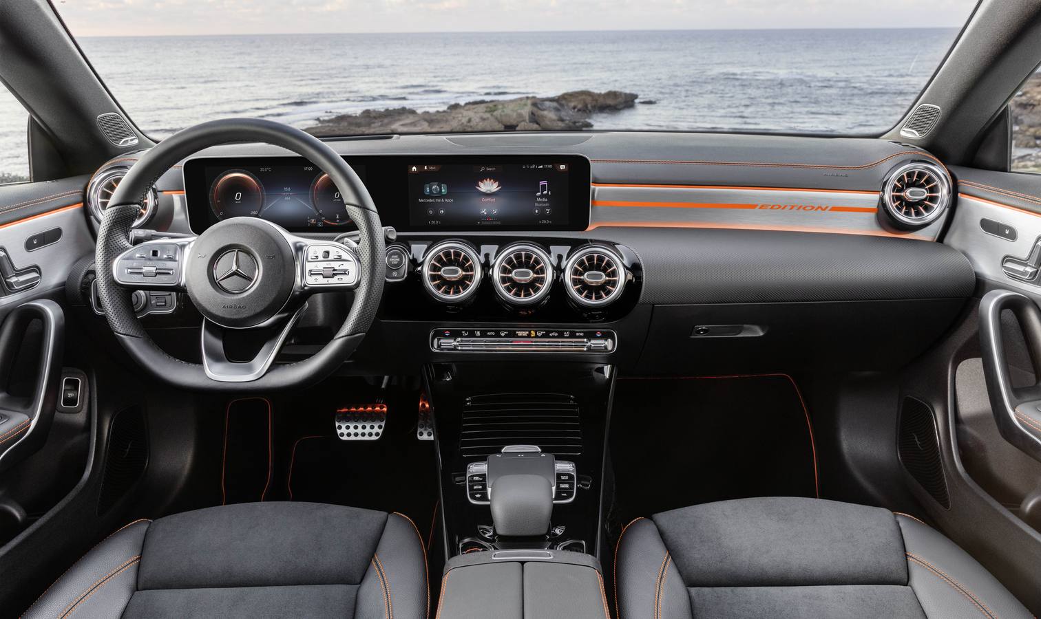 En mayo comienza a venderse el nuevo Mercedes CLA, el cupé compacto de cuatro puertas que se acaba de presentar en Las Vegas. El modelo representa una de las bazas para reducir la edad media del cliente habitual del fabricante de la estrella.