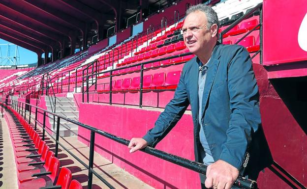 Joaquín Caparrós, director de fútbol del Sevilla, posa en una de las gradas del estadio Sánchez Pizjuán. 