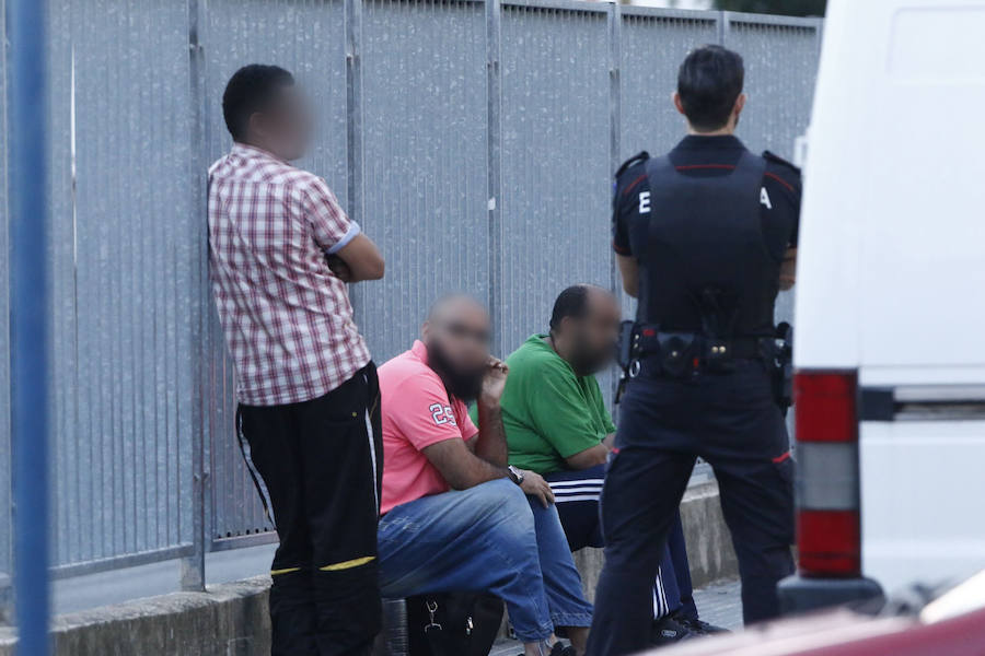 Ciudadanos magrebíes retenidos en agosto de 2016 en Vitoria tras saltar la alerta yihadista con uno de ellos.