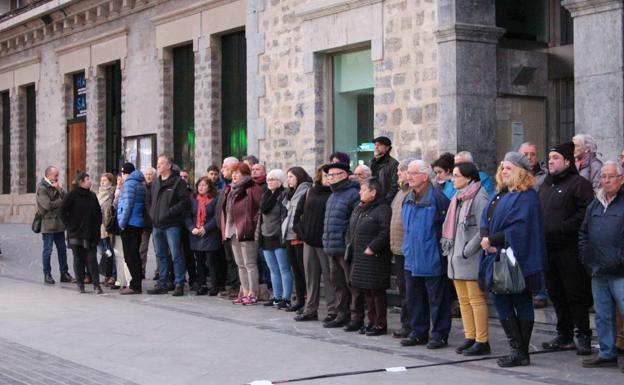 Concentración contra el ataque a un caserío en Amurrio 