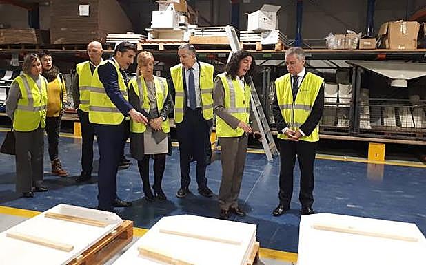 El lehendakari y la consejera Arantxa Tapia visitaron ayer la empesa de Amoroto. 