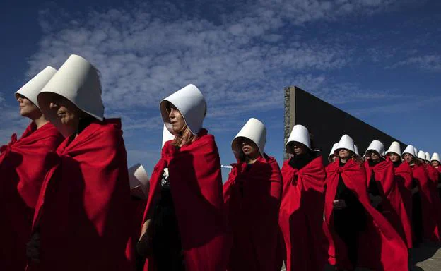 Mujeres disfrazadas como las protagonistas de 'El cuento de la criada' en Argentina durante una marcha. 