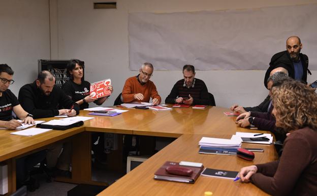 Reunión en la sede de ELA de trabajadores de la enseñanza concertada.