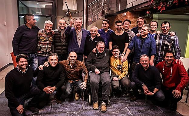 Arriba, de izquierda a derecha, Mikel Garaizabal, Fernando Canales, Iñigo Elorriaga, Jabier Gartzia, Daniel García, Sergio Ortiz de Zarate, Josu Ibarra, Fernando Marina, Juan Antonio Zaldua, Álvaro Garrido, Txomin Gómez y Beñat Ormaetxea. Debajo, Jabier Izarra, Ricardo Pérez, Mikel Población, Iñigo y Eneko Ordorika, Josemi Olazabalaga y Paúl Ibarra. 