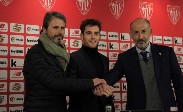 Alkorta, Ibai y Elizegi durante la presentación del jugador. 