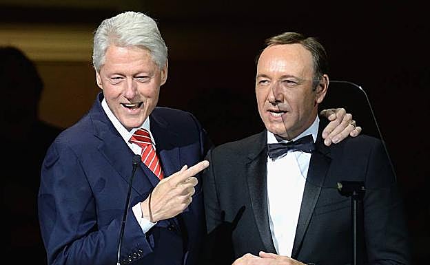 Imagen principal - Kevin Spacey, fiel votante del Partido Demócrata, con el expresidente Bill Clinton en 2014. Una imagen de 'House of Cards' caracterizado como Frank Underwood y con su segundo Oscar, que ganó en 2000 por 'American Beauty'.