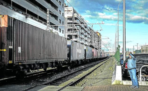 Un tren de mercancías cruza, esta semana, por medio del casco urbano de Santurtzi. 