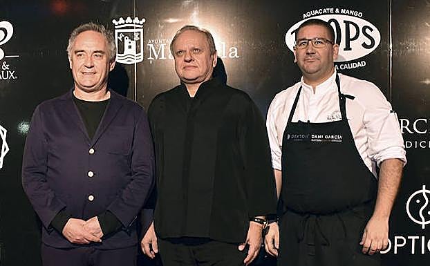 Ferrán Adriá y Dani García escoltan al cocinero francés Jöel Robuchón 