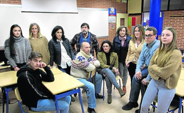 Varios padres del centro Jesuitas de Durango, junto con alguno de sus hijos, preocupados por el conflicto.