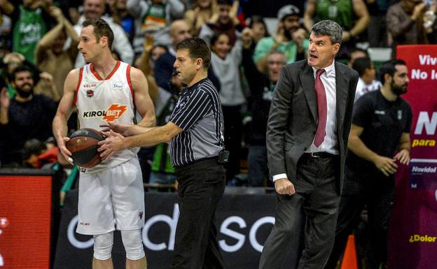 Velimir Perasovic, durante una acción del partido.