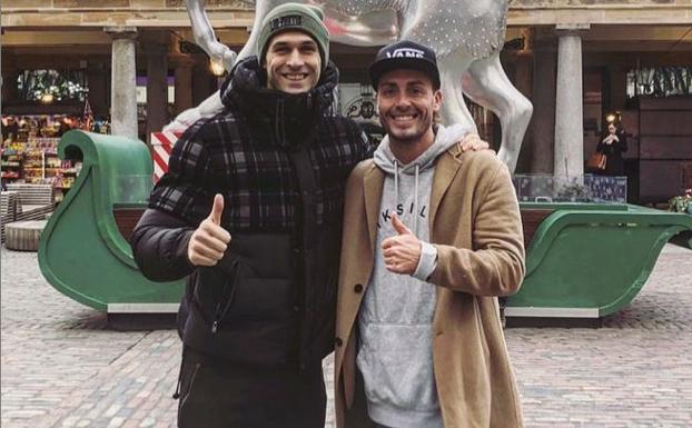 Llorente recibió ayer la visita de su excompañero y amigo Fran Yeste.