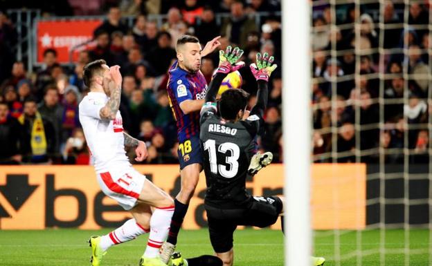 Jordi Alba, durante una acción del partido ante el Eibar.