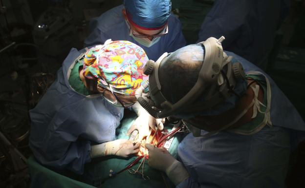 Cirujanos realizan un trasplante de corazón. 