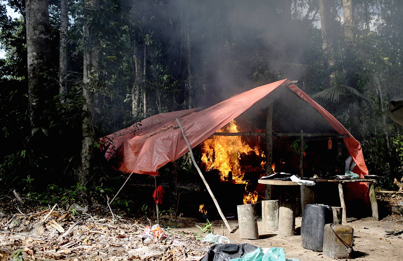 Los agentes medioambientales de Brasil llevan mucho tiempo realizando operaciones contra la minería ilegal de oro en el Amazonas. El objetivo de sus actuaciones no es detener a los trabajadores embarrados y descalzos que viven en condiciones de esclavitud para hombres fuertes desconocidos, sino destruir instalaciones y maquinaria, costosa y difícil de reemplazar. Brasil alberga 453 minas ilegales en esta amplísima zona y trata de llamar la atención sobre el problema, que contamina el agua de las comunidades locales y contribuye a la deforestación.