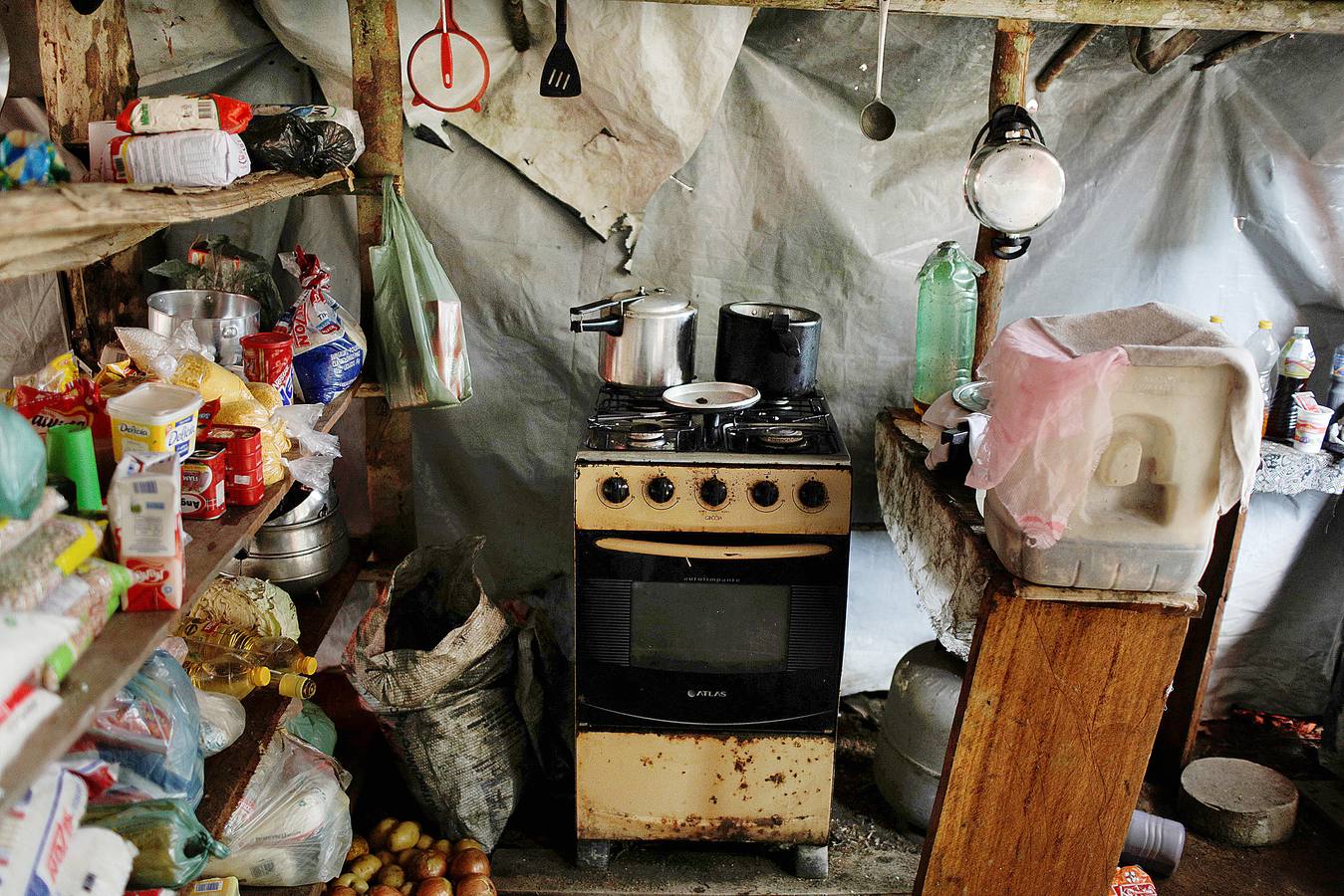 Los agentes medioambientales de Brasil llevan mucho tiempo realizando operaciones contra la minería ilegal de oro en el Amazonas. El objetivo de sus actuaciones no es detener a los trabajadores embarrados y descalzos que viven en condiciones de esclavitud para hombres fuertes desconocidos, sino destruir instalaciones y maquinaria, costosa y difícil de reemplazar. Brasil alberga 453 minas ilegales en esta amplísima zona y trata de llamar la atención sobre el problema, que contamina el agua de las comunidades locales y contribuye a la deforestación.