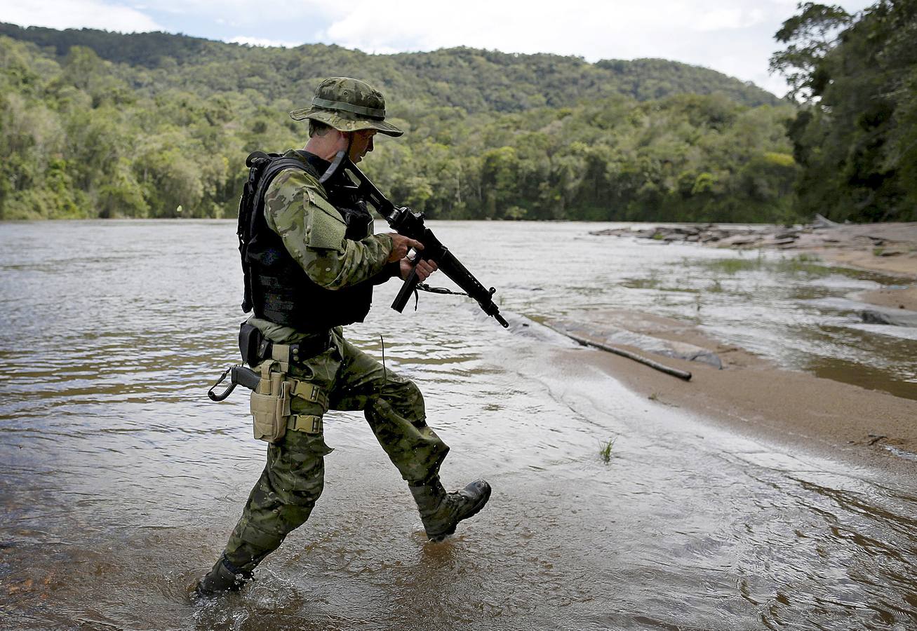 Los agentes medioambientales de Brasil llevan mucho tiempo realizando operaciones contra la minería ilegal de oro en el Amazonas. El objetivo de sus actuaciones no es detener a los trabajadores embarrados y descalzos que viven en condiciones de esclavitud para hombres fuertes desconocidos, sino destruir instalaciones y maquinaria, costosa y difícil de reemplazar. Brasil alberga 453 minas ilegales en esta amplísima zona y trata de llamar la atención sobre el problema, que contamina el agua de las comunidades locales y contribuye a la deforestación.