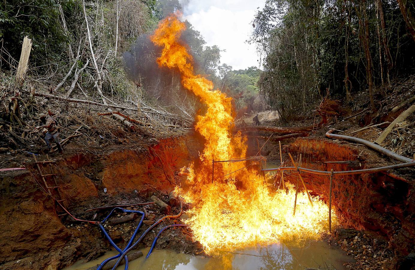 Los agentes medioambientales de Brasil llevan mucho tiempo realizando operaciones contra la minería ilegal de oro en el Amazonas. El objetivo de sus actuaciones no es detener a los trabajadores embarrados y descalzos que viven en condiciones de esclavitud para hombres fuertes desconocidos, sino destruir instalaciones y maquinaria, costosa y difícil de reemplazar. Brasil alberga 453 minas ilegales en esta amplísima zona y trata de llamar la atención sobre el problema, que contamina el agua de las comunidades locales y contribuye a la deforestación.