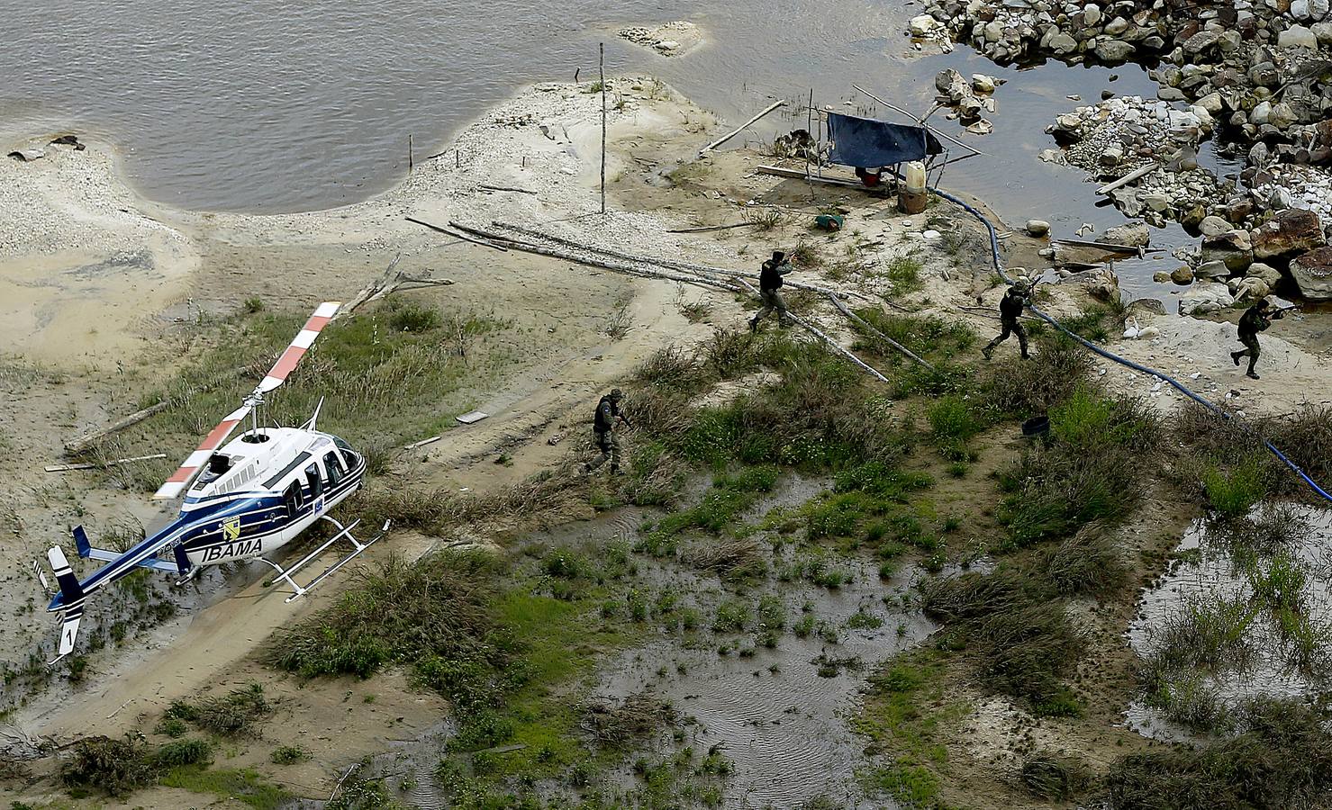 Los agentes medioambientales de Brasil llevan mucho tiempo realizando operaciones contra la minería ilegal de oro en el Amazonas. El objetivo de sus actuaciones no es detener a los trabajadores embarrados y descalzos que viven en condiciones de esclavitud para hombres fuertes desconocidos, sino destruir instalaciones y maquinaria, costosa y difícil de reemplazar. Brasil alberga 453 minas ilegales en esta amplísima zona y trata de llamar la atención sobre el problema, que contamina el agua de las comunidades locales y contribuye a la deforestación.