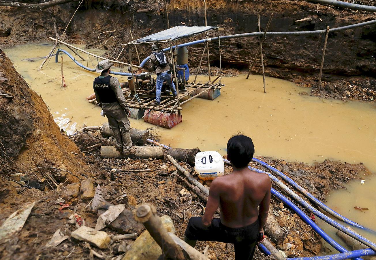 Los agentes medioambientales de Brasil llevan mucho tiempo realizando operaciones contra la minería ilegal de oro en el Amazonas. El objetivo de sus actuaciones no es detener a los trabajadores embarrados y descalzos que viven en condiciones de esclavitud para hombres fuertes desconocidos, sino destruir instalaciones y maquinaria, costosa y difícil de reemplazar. Brasil alberga 453 minas ilegales en esta amplísima zona y trata de llamar la atención sobre el problema, que contamina el agua de las comunidades locales y contribuye a la deforestación.