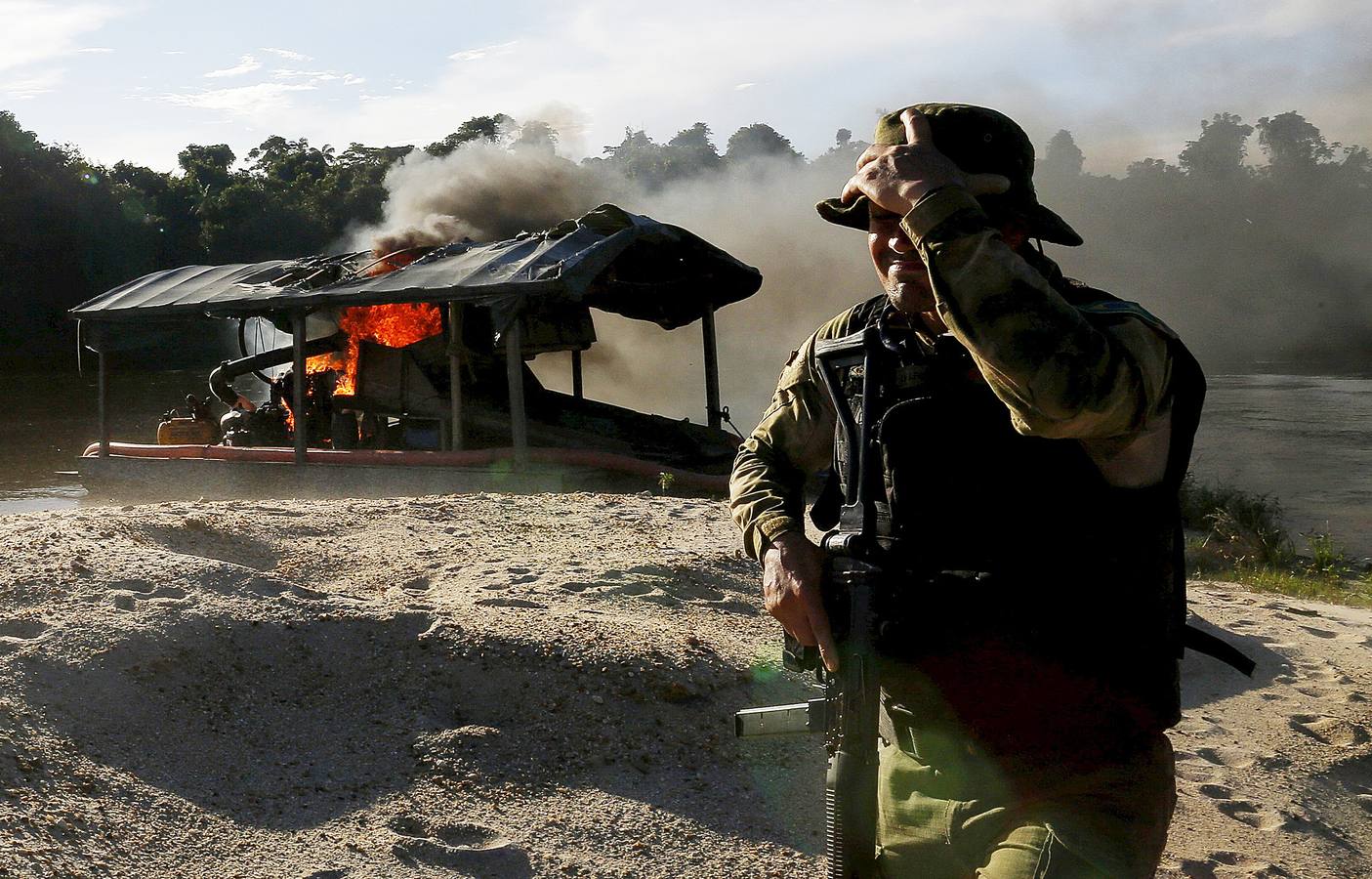 Los agentes medioambientales de Brasil llevan mucho tiempo realizando operaciones contra la minería ilegal de oro en el Amazonas. El objetivo de sus actuaciones no es detener a los trabajadores embarrados y descalzos que viven en condiciones de esclavitud para hombres fuertes desconocidos, sino destruir instalaciones y maquinaria, costosa y difícil de reemplazar. Brasil alberga 453 minas ilegales en esta amplísima zona y trata de llamar la atención sobre el problema, que contamina el agua de las comunidades locales y contribuye a la deforestación.
